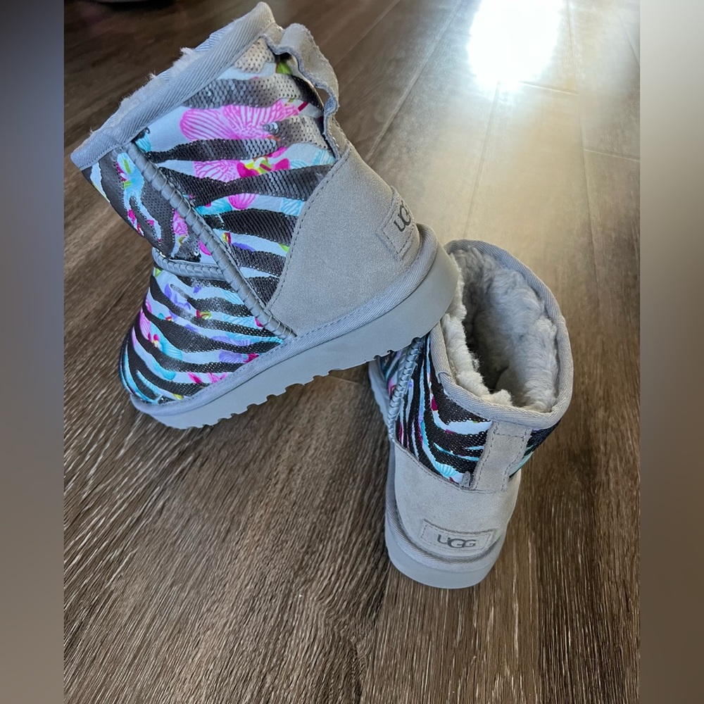 Ugg Classic Mini Tiger Flower Women boots size 7